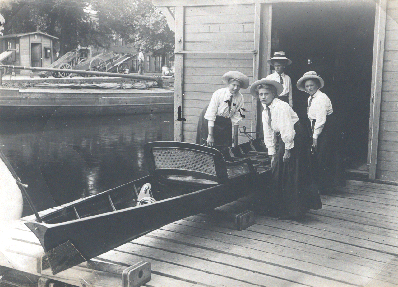 1939 huldiging jonge acht b.png