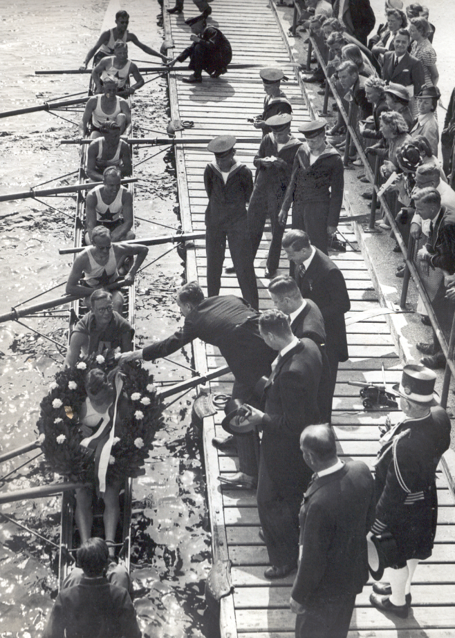 1939 huldiging jonge acht b.png